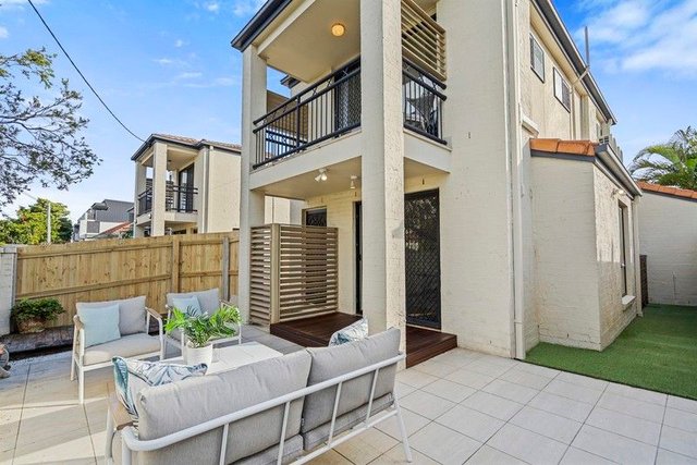 1/7 Eversley Terrace, QLD 4104
