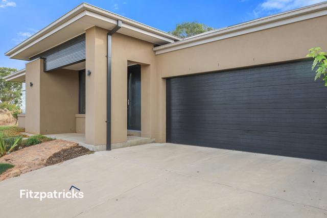 8 Benaud Place, NSW 2650