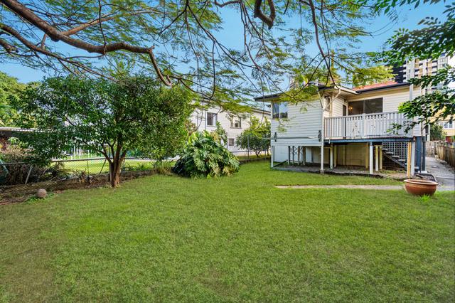 8 Flower Street, QLD 4102