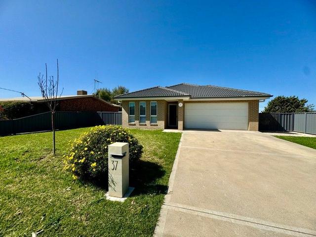 37 Blaxland Street, NSW 2870