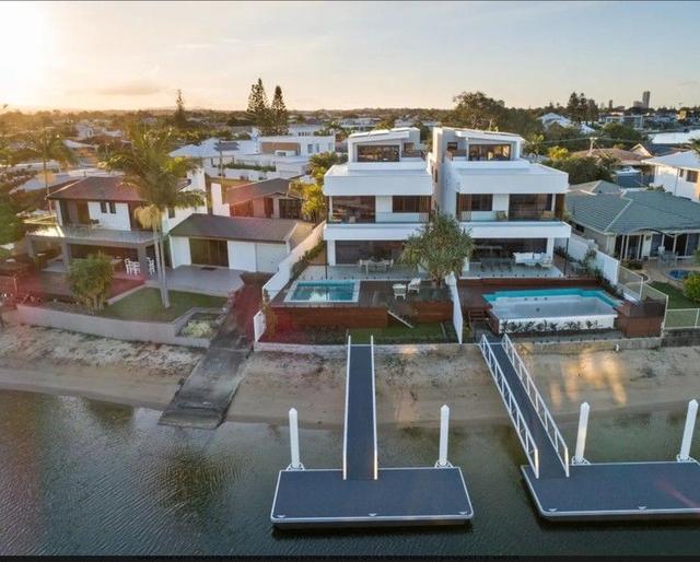 2/11 Beverley Crescent, QLD 4218