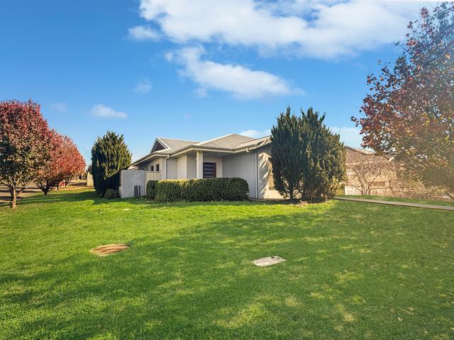 2 Apsley Crescent, NSW 2830