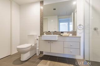 Bathroom (2017-11-01)