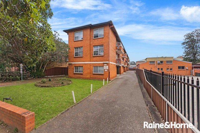 4/11 McBurney Road, NSW 2166
