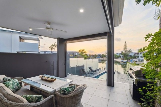 2/49 Sunshine  Boulevard, QLD 4218