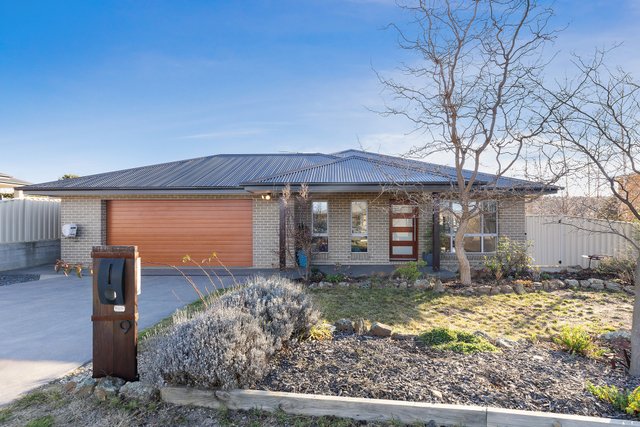 9 East Camp Drive, NSW 2630