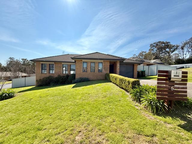 5 Henry Place, NSW 2594