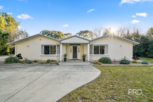 8 Clare Avenue, NSW 2650