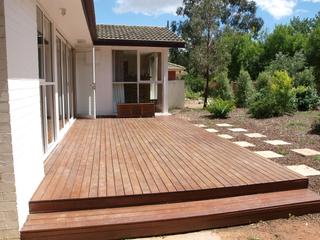 Large front deck off living area (2012-01-11)