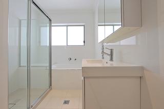 Bathroom (2011-12-05)
