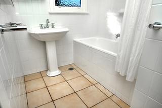 Bathroom (2006-06-01)