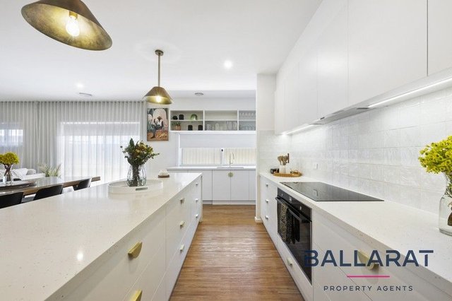 8 Hutchinson Drive, VIC 3350