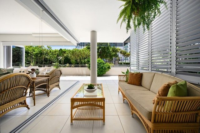 2/10 Imperial Parade, QLD 4215