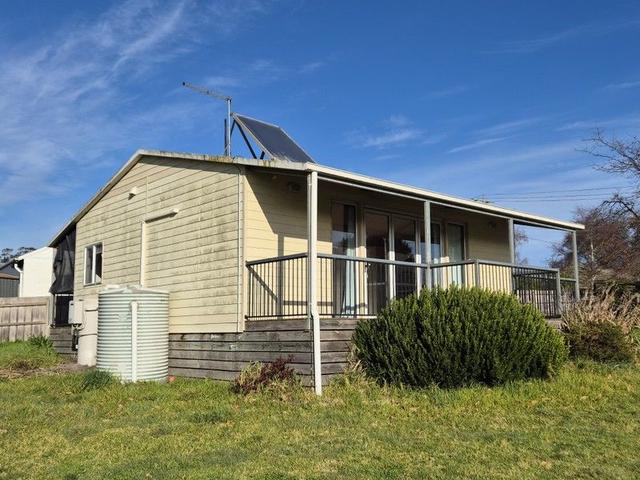 18 Railway Cres, VIC 3825