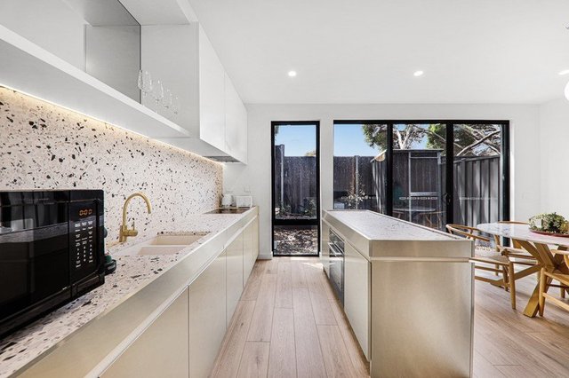 2/24 Carr Street, VIC 3187
