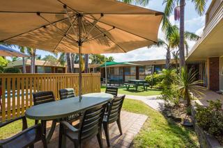 Outdoor dining (2015-04-22)
