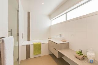 Bathroom (2015-10-14)