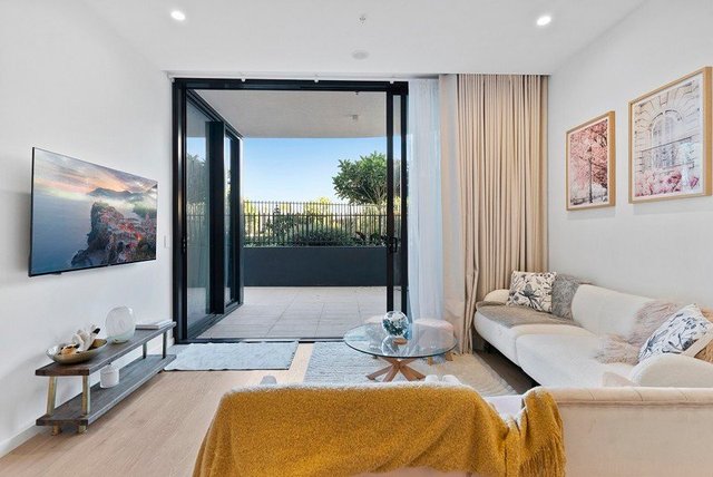 101/180 Marine Parade, QLD 4215