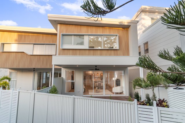 15-17 Chant St, QLD 4218