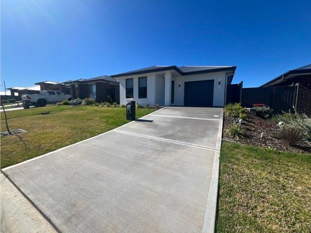 75 Magnolia Boulevard, NSW 2830