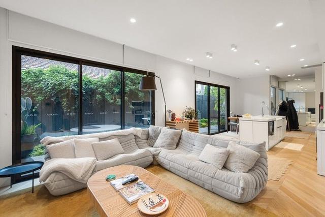 2/5 Valdemar Court, VIC 3187