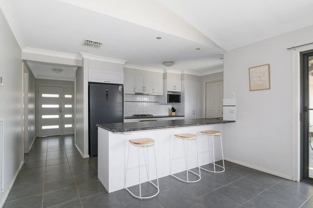 5 Honeyeater Cct, NSW 2640