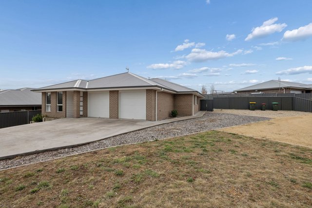 2 John Fraser Drive, NSW 2630