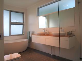 Upstairs bathroom (2017-11-02)
