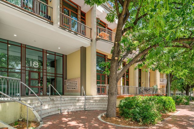 2/18 Captain Cook Crescent, ACT 2603