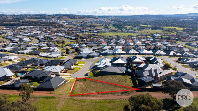 4 Warrock Place, NSW 2650