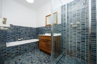 Bathroom (2010-12-10)