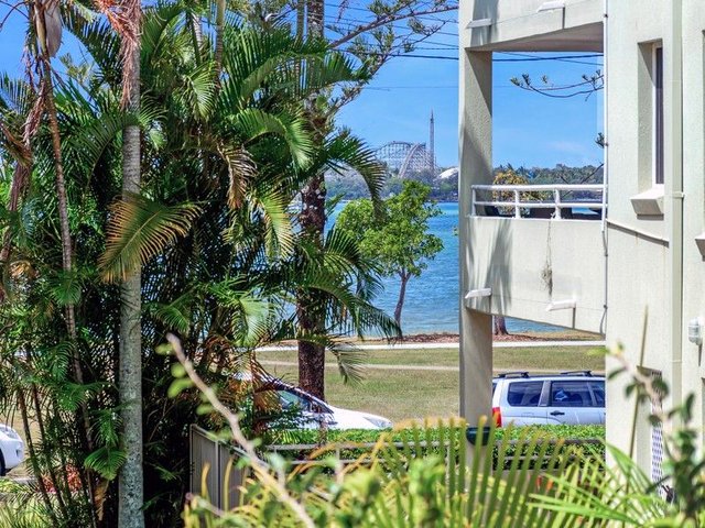 2/3 Robert Street, QLD 4215