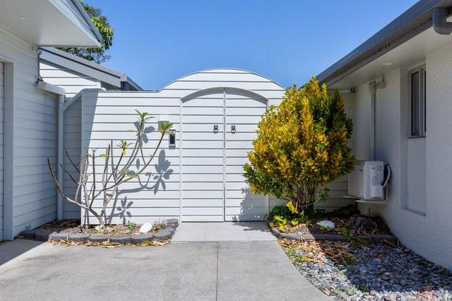 2 Penguin Parade, QLD 4220
