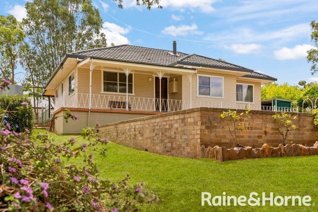 4 Queen Street, NSW 2852