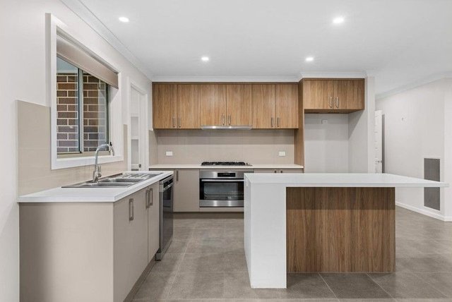 77 Newport Crescent, NSW 2640