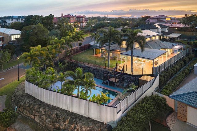 1 Halleys Crescent, QLD 4035
