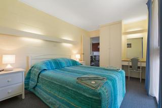 Unit main bedroom (2015-04-22)
