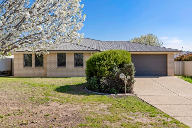 4 Dundale Crescent, NSW 2650