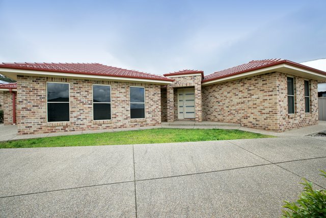 2/81 Atherton Crescent, NSW 2650