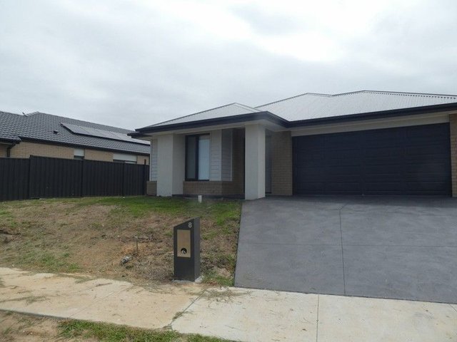 8 Clothier Crescent, VIC 3875