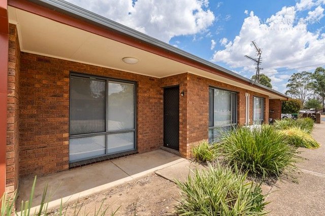 2/80 Travers Street, NSW 2650