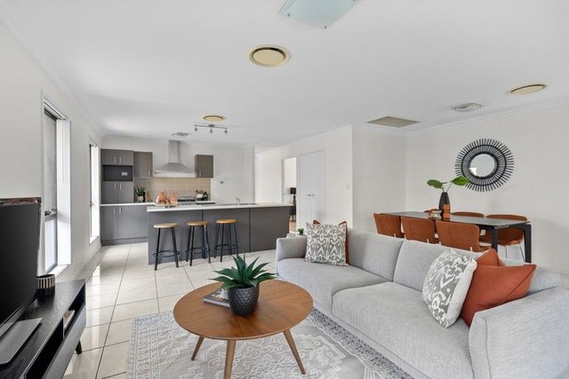 17 Serendipita Street, QLD 4035