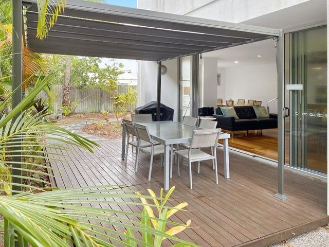 2/1 Pacific Drive 'Maggies Beachfront Apartments', QLD 4819