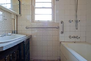 Bathroom (2013-04-10)