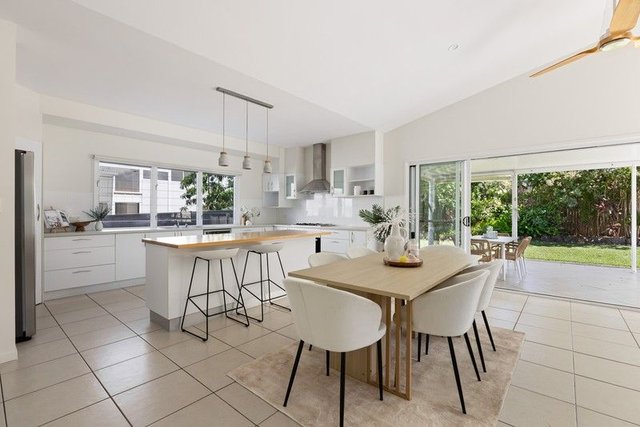 16 Bairnsdale Street West, QLD 4556