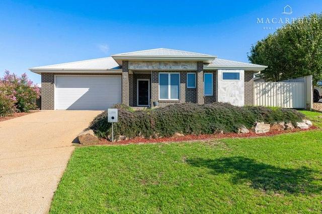 32 Ross Parkway, NSW 2650