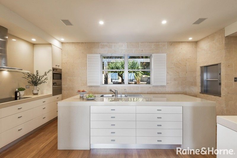 https://images.allhomes.com.au/property/photo/d1c485da703d5160fedb96dca801757a_hd.jpg