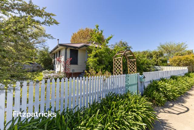 24 McKell Avenue, NSW 2650