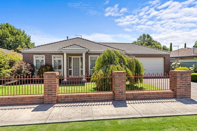 8 Webbcona Parade, VIC 3355