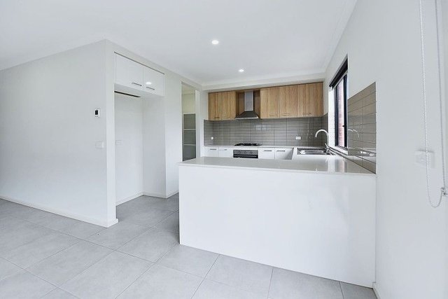 37 Listowel Grove, VIC 3335